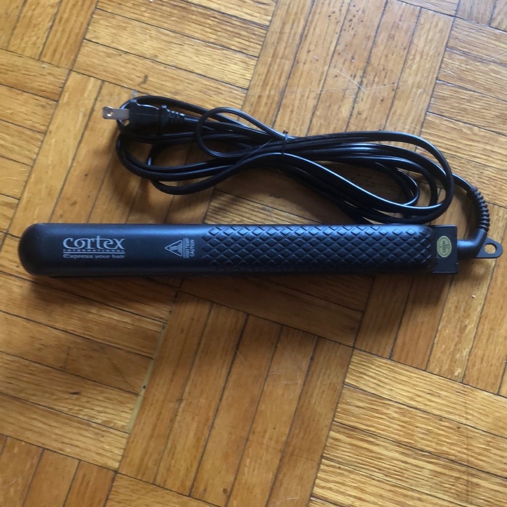 Cortex International 1" flat Iron